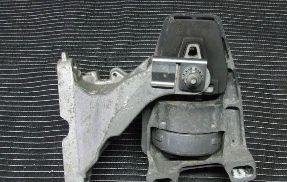 Engine mount vacuum valve