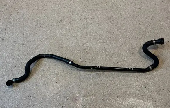 Engine coolant pipe/hose