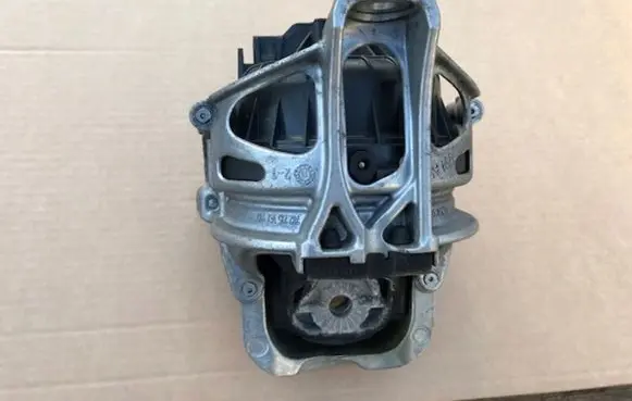 Volkswagen Touareg III Engine mount bracket 4M0199372FF