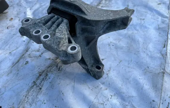 Citroen C4 II Picasso Engine mount vacuum valve 9800010180