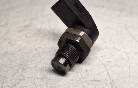 BMW 3 E46 Fuel pressure sensor 0281002497 13537787167