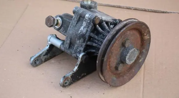 BMW 7 E32 Power steering pump 7682955
