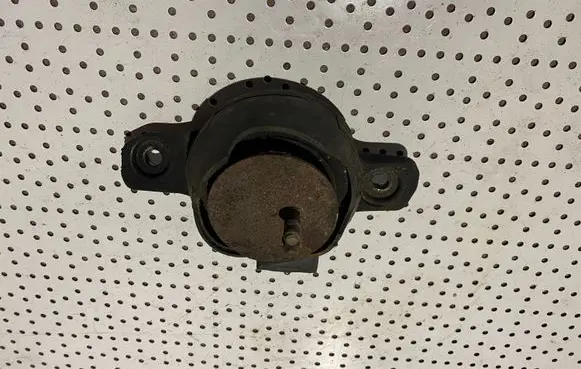 Subaru Outback Engine mount bracket