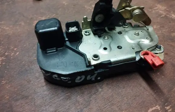 Dodge Durango II Front door lock