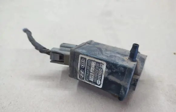 KIA Carens II Windscreen/windshield washer pump 985103E000