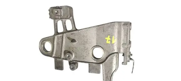 Mercedes-Benz C W204 Air filter cleaner box bracket assembly A6510902241