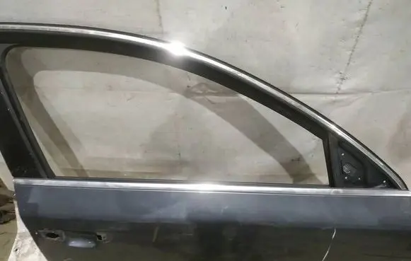 Skoda Superb B6 (3T) Front door glass trim molding 