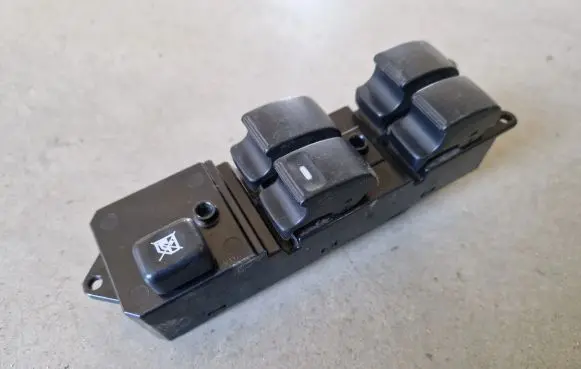 Mitsubishi L200 Quarter vent window switch MR587952