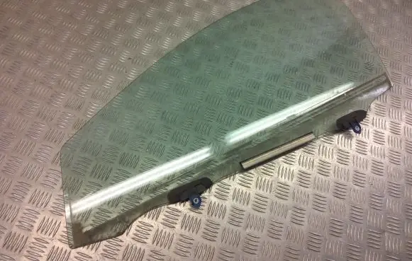 Toyota Auris E180 Front door vent window glass four-door 