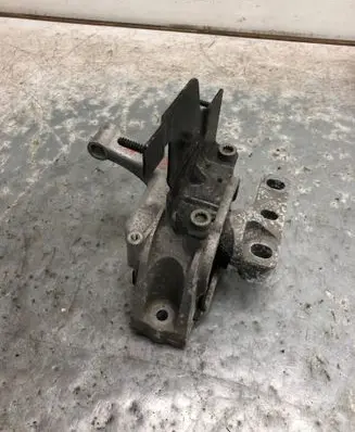 Volkswagen Tiguan Engine mount bracket 5N0199262F