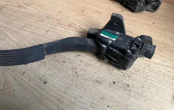 Accelerator throttle pedal