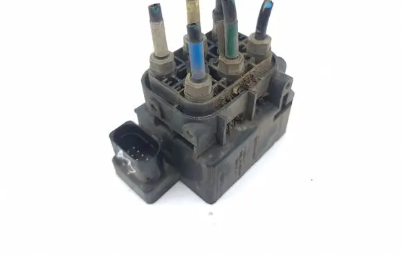 Jeep Grand Cherokee Air suspension control unit module (rear) 1515240027