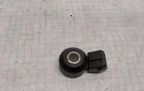 Nissan Primera Detonation knock sensor 119337001 03133