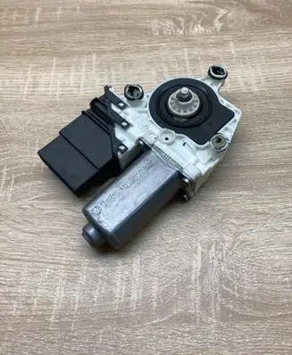 Volkswagen Golf IV Rear door window regulator motor 1J4959811C 101429