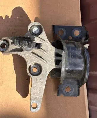 Renault Clio IV Engine mount bracket 112845638R