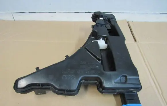 Audi A4 S4 B9 Windshield washer fluid reservoir/tank 8W0955451L