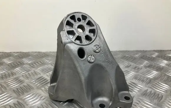 Volkswagen Touareg II Engine mounting bracket 7L6199307A