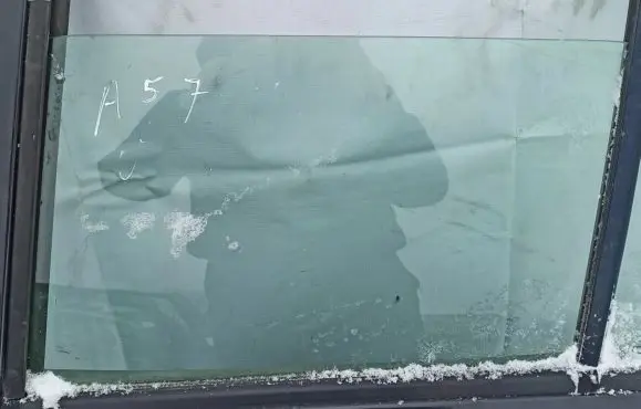 Mazda 2 Rear door window glass juoda