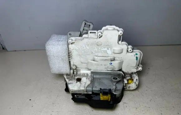 Audi A3 S3 8P Front door lock 4F1837015