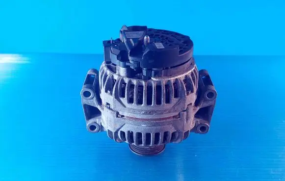 Volkswagen Golf VI Generator/alternator 06B903016AB 0124525088