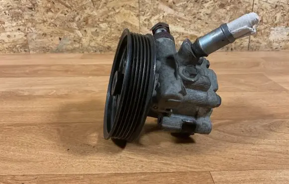 Opel Insignia A Power steering pump 55563329