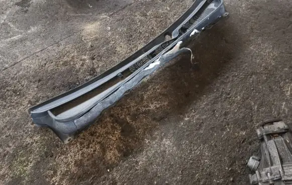 Subaru Outback Wiper trim