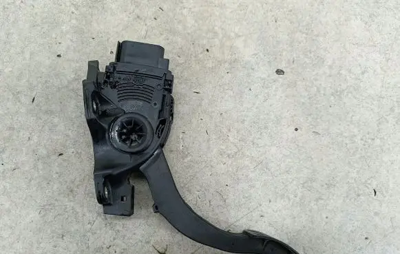 Volvo V70 Accelerator throttle pedal 