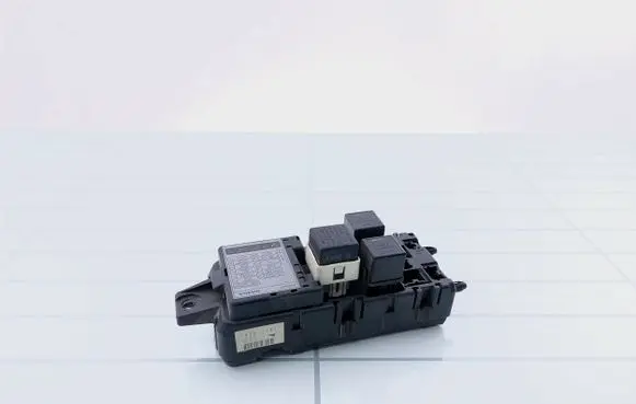 Volvo S40, V40 Relay mounting block 30889989
