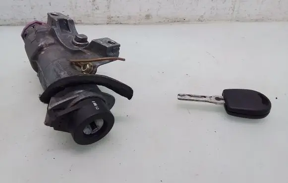 Volkswagen PASSAT B5 Ignition lock 4B0905851C