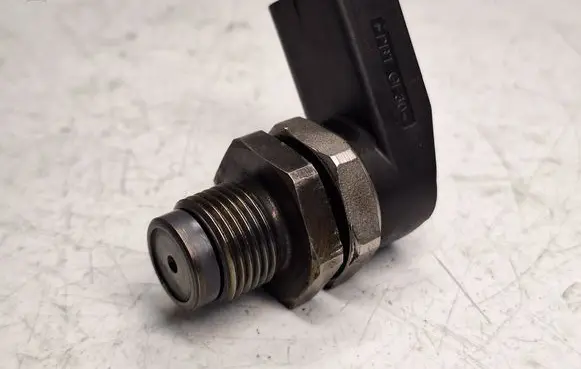 BMW 3 E46 Fuel pressure sensor 0281002497 13537787167