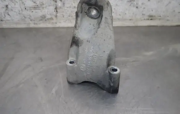 Volkswagen Touareg I Engine mounting bracket 07Z199308B