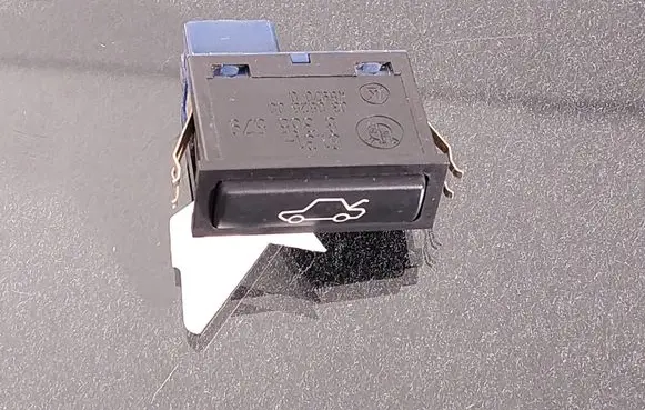 BMW 5 E39 Tailgate opening switch 6131365579