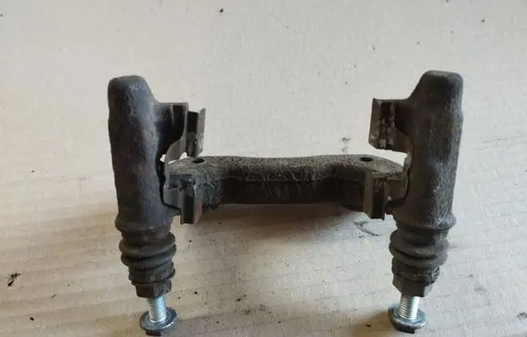 Peugeot 2008 I Brake caliper pad carrier rear 