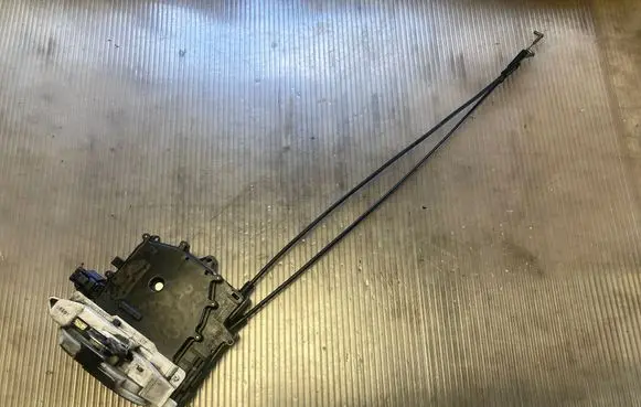Citroen C-Crosser Front door lock