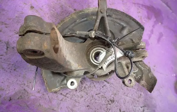 Renault Megane II Front wheel hub spindle knuckle