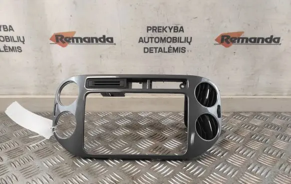 Volkswagen Tiguan Radio/GPS head unit trim 5N0858071E