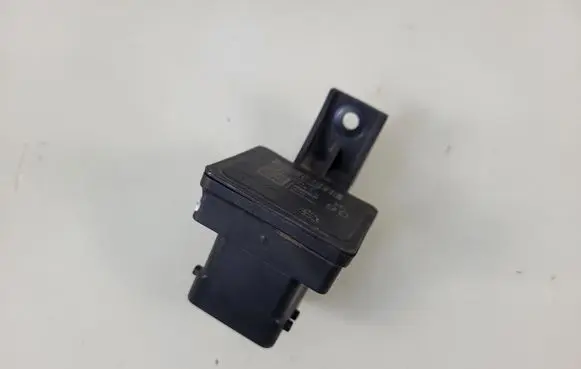 Opel Movano B Glow plug pre-heat relay 110675590R