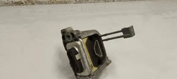 Engine mount bracket