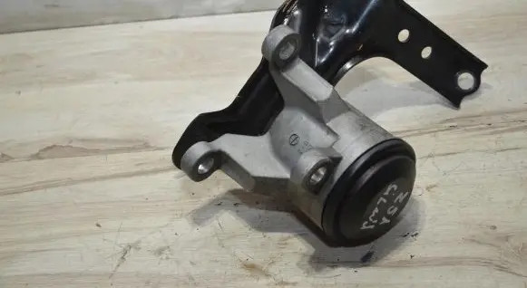 Nissan Murano Z51 Engine mount bracket 1121000QAF