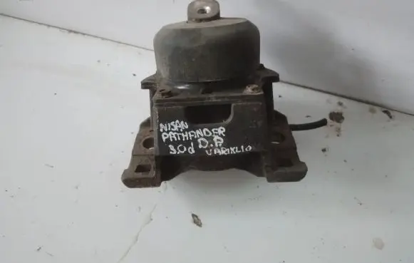 Nissan Pathfinder R51 Engine mount bracket