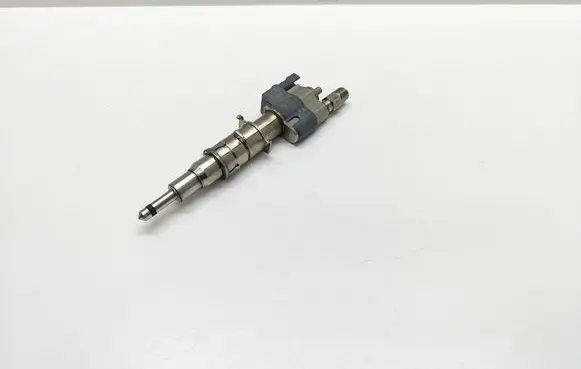 BMW 5 E60 E61 Fuel injector 7589048 758904811 13537589048