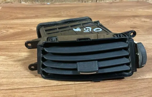 Hyundai i30 Dash center air vent grill 974202R000 U07966