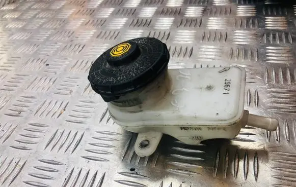 Honda CR-V Brake fluid reservoir 