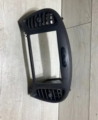 Nissan Juke I F15 Dash center air vent grill 682601ke0a