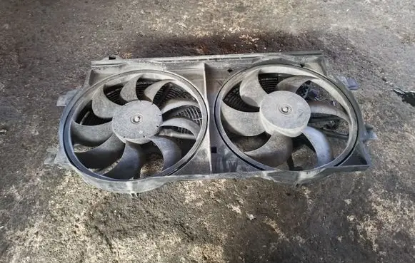 Nissan Leaf I (ZE0) Radiator cooling fan shroud A18700A28001