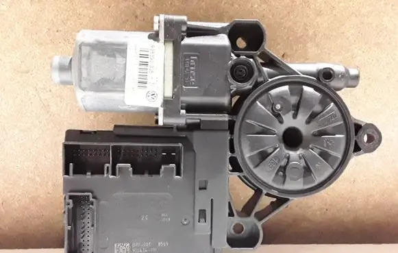 Volkswagen PASSAT B7 Front door window regulator motor 3C0959792C 3AA959702A