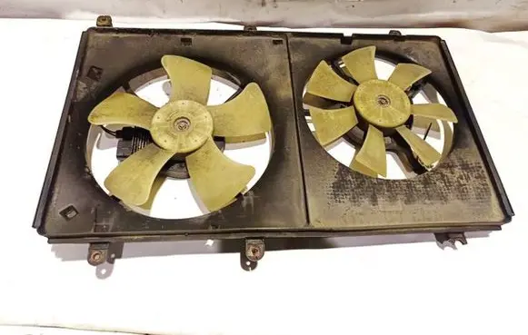 Mitsubishi Grandis Radiator cooling fan shroud