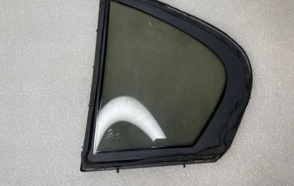 BMW 5 E60 E61 Rear vent window glass 7033646 6082901