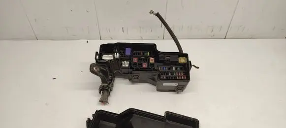 Peugeot 108 Fuse module 821110HF00F 25022015 19411234
