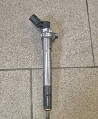 Hyundai i30 Fuel injector 338002U000